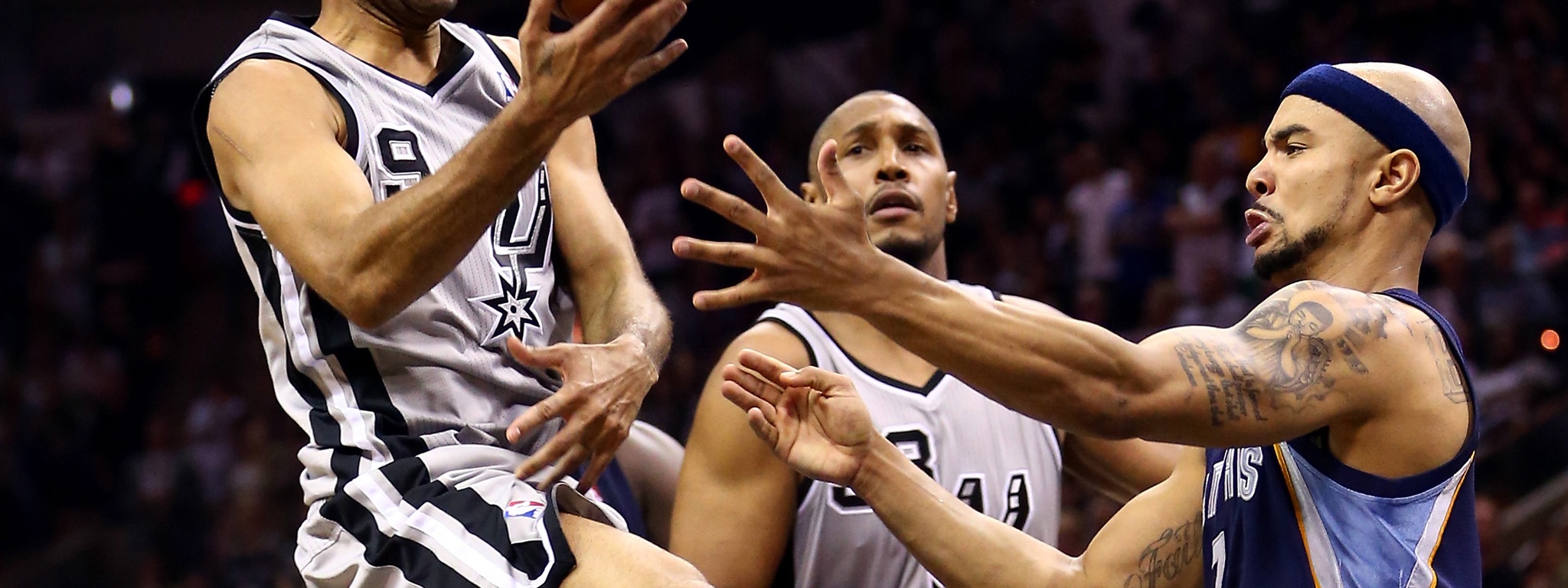 Tony Parker Lays The Ball Up