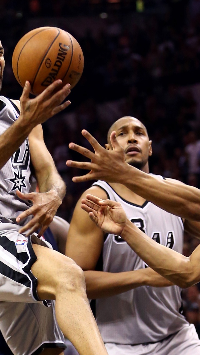 Tony Parker Lays The Ball Up