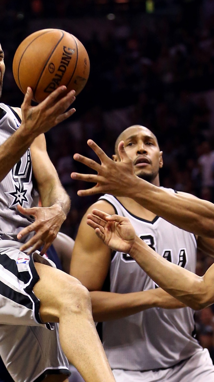 Tony Parker Lays The Ball Up