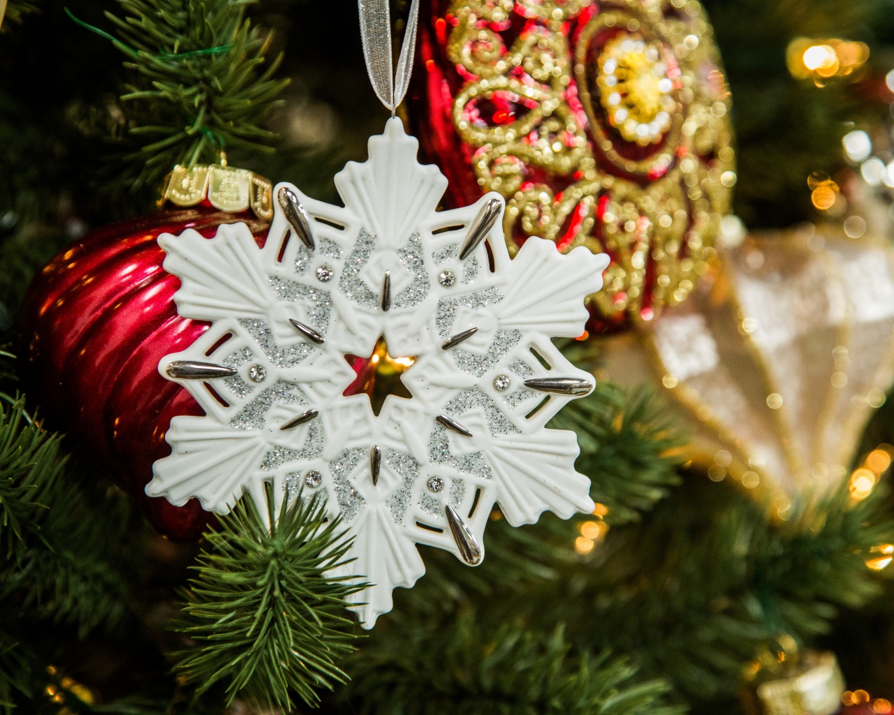 White Snowflake Christmas Tree