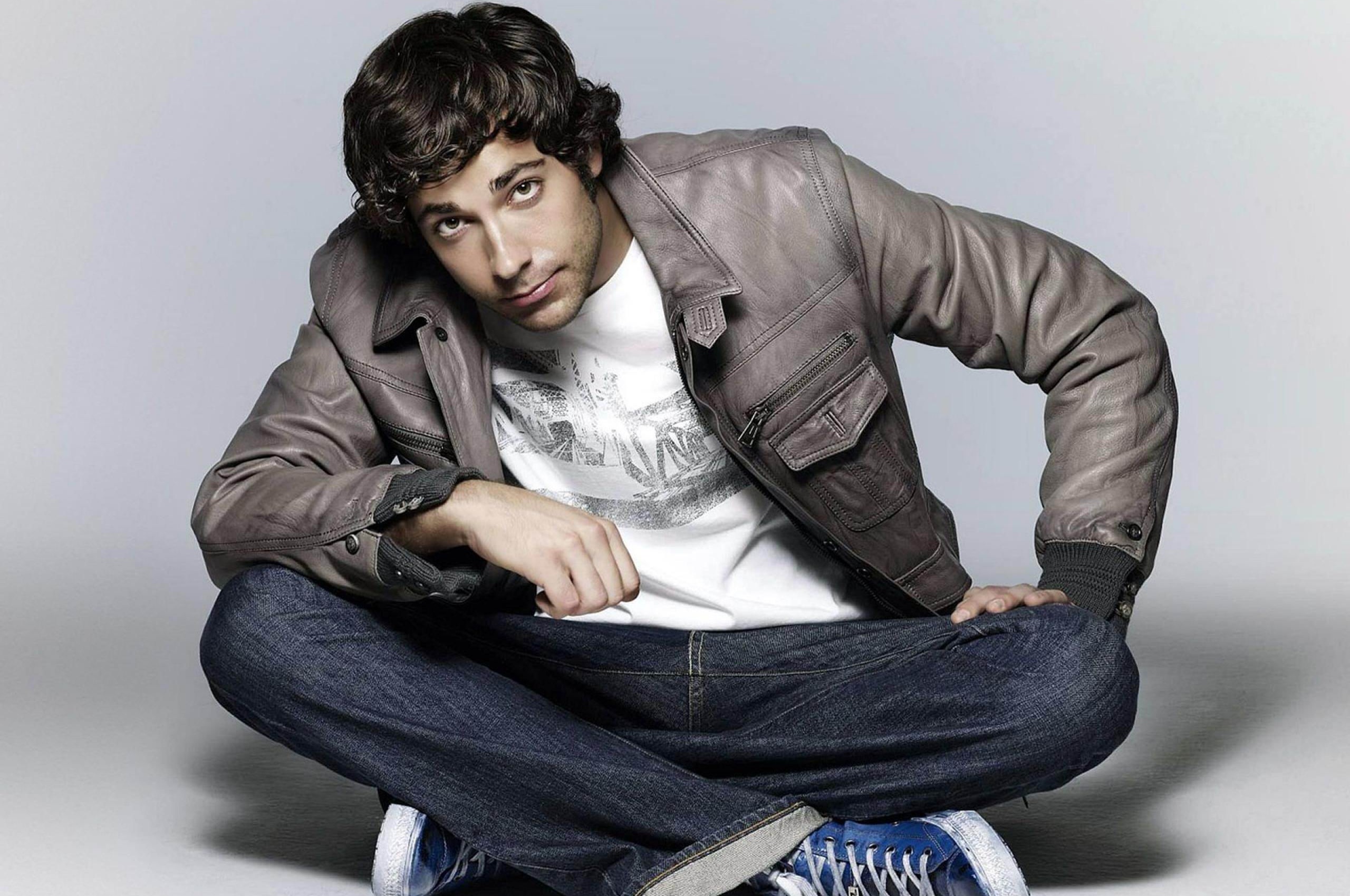 Zachary Levi Hot Stars