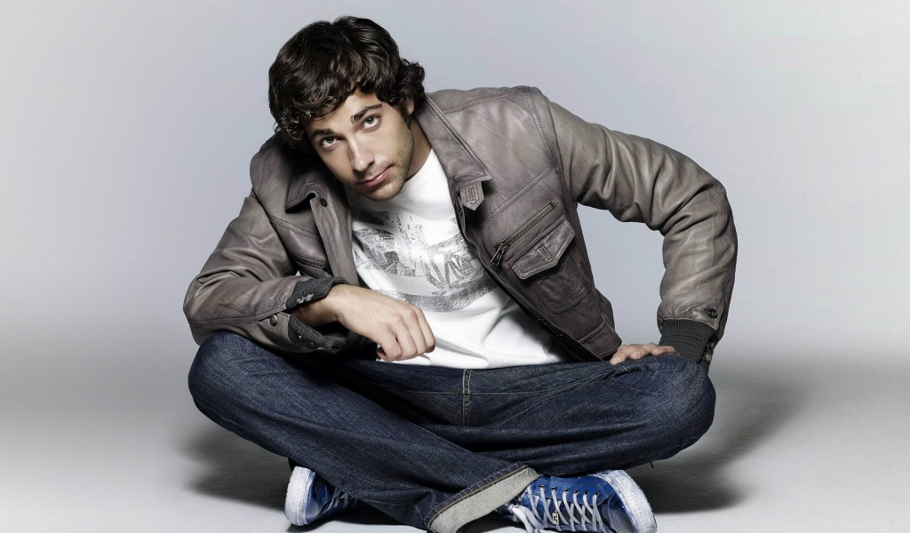 Zachary Levi Looking Up